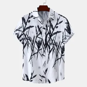 Gros plan d'une chemise à manches courtes pour hommes avec motif de feuilles de bambou