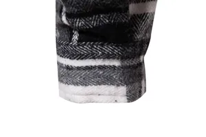 Primer plano detallado de la tela de cuadros gruesa en el puño de una camisa para hombre.