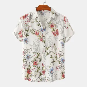 Dettaglio di una camicia a fiori a maniche corte da uomo con stampa colorata di ibisco.