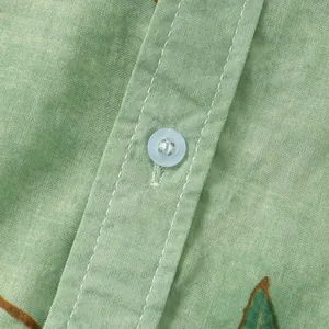 Dettaglio ravvicinato di una camicia a fiori verde che mostra il bottone e la trama lino