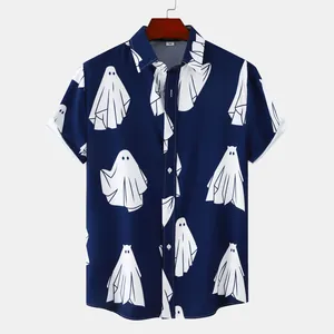 Elegante camicia da uomo a maniche corte blu scuro con stampa di fantasmi bianchi.
