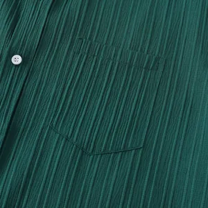 Detalle macro de camisa verde para hombre con textura de tela arrugada y bolsillo