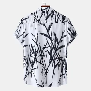 Vue arrière d'une chemise hawaïenne pour hommes blanche avec imprimé de feuilles de bambou.