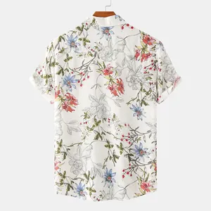 Vista posteriore di una camicia a maniche corte da uomo con motivo floreale vintage