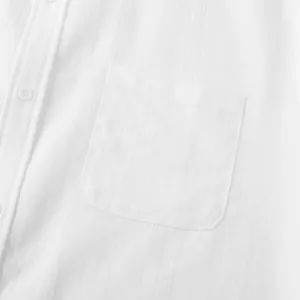 Detailansicht der Stoffstruktur und Tasche eines weißen Leinenhemdes für Herren