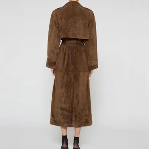 Elegante gabardina larga de ante marrón vintage con cinturón vista desde la espalda