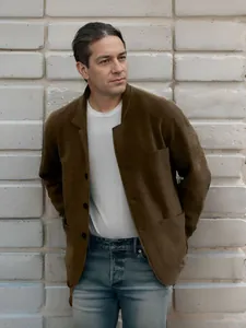Detail der braunen, strukturierten Herren-Casual-Blazerjacke mit weißem T-Shirt