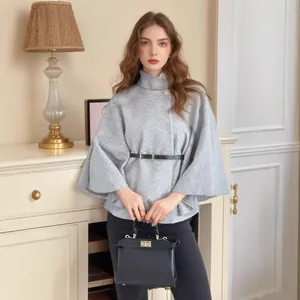 Elegante grijze wollen cape jas met opstaande kraag en riem voor modieuze vrouwen