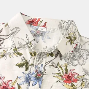 Primo piano del colletto di una camicia floreale da uomo con stampe