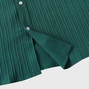 Primer plano de una camisa de hombre de manga corta con textura acanalada verde