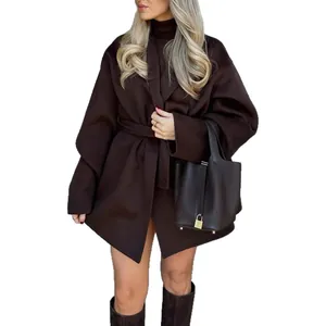Elegante chocoladebruine wollen jas voor dames met tailleband en een modern minimalistisch design