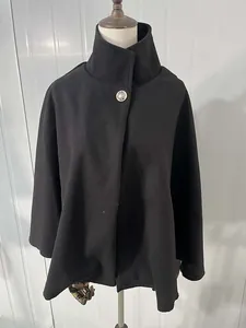 Elegante zwarte wollen capejas voor dames met hoge kraag en een luxe metalen knoopdetail.
