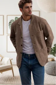 Detailansicht eines braunen Herren-Freizeit-Blazers mit wollähnlicher Textur und Knöpfen