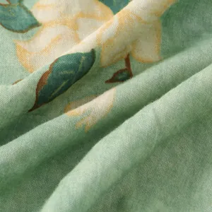 Macro della trama del tessuto floreale verde chiaro su camicia da uomo in cotone a maniche corte