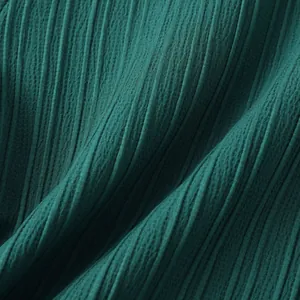Primer plano macro de la textura de canalé vertical verde de una tela de camisa de verano