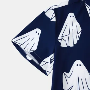 Dettaglio di camicia a maniche corte con stampa fantasma bianca su blu navy
