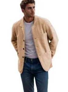Detailaufnahme des beigen Freizeit-Herren-Blazers aus hochwertigem Strukturstoff