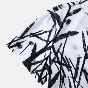 Gros plan détaillé d'une chemise à manches courtes pour homme avec motif de feuilles noires
