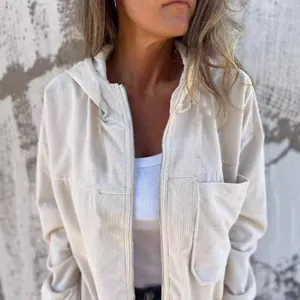 Dettaglio ravvicinato della giacca con cappuccio in velluto a coste beige da donna