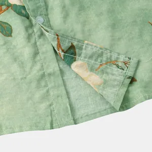Vista dettagliata della camicia floreale verde con trama del tessuto e cuciture fini