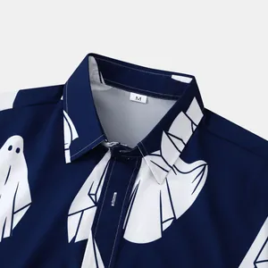Dettaglio di camicia da uomo blu navy a maniche corte con stampa fantasma bianca e colletto