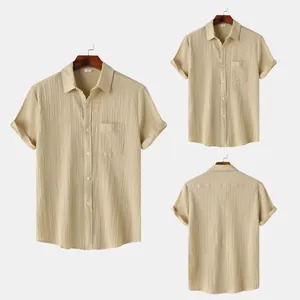Vistas múltiples de una camisa beige de manga corta para hombre con textura arrugada