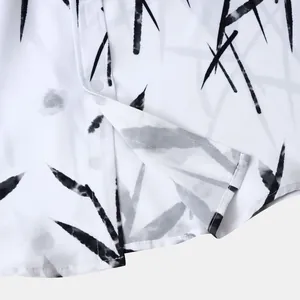 Gros plan d'une chemise blanche pour hommes avec imprimé feuilles de bambou