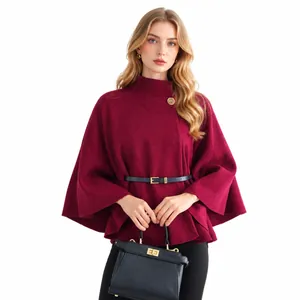 Chique bordeauxrode wollen poncho met opstaande kraag en zwarte leren riem voor dames