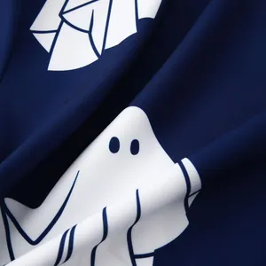 Dettaglio della trama del tessuto e del motivo fantasma su camicia blu