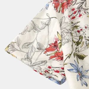 Primo piano della manica corta di una camicia bianca da uomo con stampa floreale rossa estiva