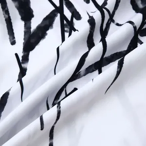 Gros plan sur un tissu blanc respirant avec un imprimé branche noir pour chemises d'hommes