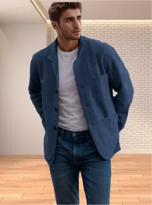 Lässiger marineblauer Herren-Sakko-Jacke kombiniert mit weißem T-Shirt und Jeans.