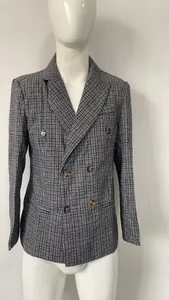 Dettaglio ravvicinato del blazer da uomo doppiopetto a micro-quadretti e bottoni