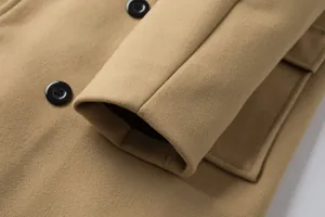 Detaillierte Nahaufnahme von Ärmelaufschlag und Knöpfen an einem Herren-Wollmantel in Khaki