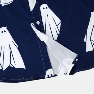 Dettaglio dell'orlo e dell'abbottonatura di una camicia blu con stampa a fantasma