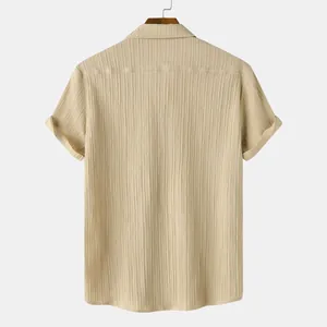 Vista posterior de una camisa caqui de manga corta para hombre con textura plisada vertical