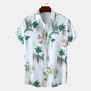 Vue avant d'une chemise pour homme à manches courtes avec imprimé floral vert