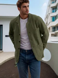 Detailansicht eines olivgrünen Freizeit-Blazers an einem männlichen Modell im Freien.