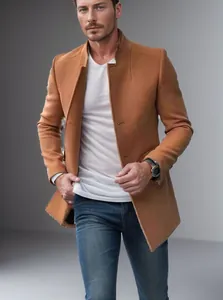 Schlanker britischer Herren-Wollmantel in Camel für Frühling und Herbst mit weißem Shirt