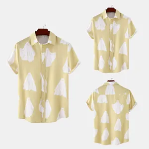 Camicia uomo a maniche corte gialla con stampa a fantasmi bianchi e bottoni in primo piano