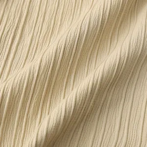 Vista macro de la textura arrugada y transpirable de la tela beige para camisa de hombre