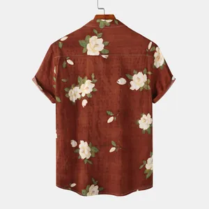 Vista posteriore della camicia a maniche corte floreale rosso ruggine con rose bianche uomo