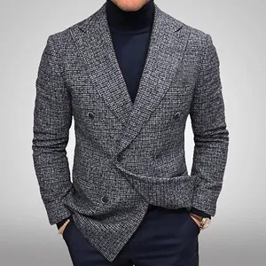 Elegante blazer doppiopetto da uomo grigio con motivo pied de poule per look casual business.