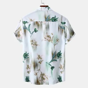 Vue arrière d'une chemise hawaïenne à manches courtes pour hommes avec imprimé floral chic