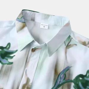 Détail du col d'une chemise hawaïenne pour hommes avec imprimé floral et étiquette M