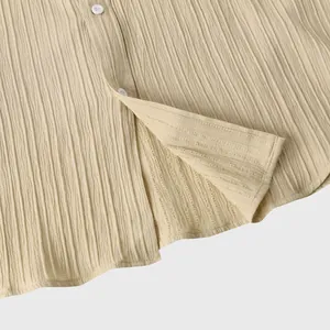 Primer plano de la textura arrugada y los detalles de costura de una camisa beige
