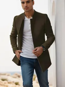 Schmal geschnittener, dunkeloliver Herren-Wollmantel mit Stehkragen, kombiniert mit Jeans