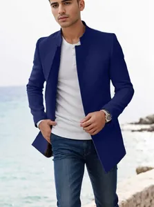 Detailansicht eines marineblauen, schmal geschnittenen Herren-Wollmantels im britischen Stil