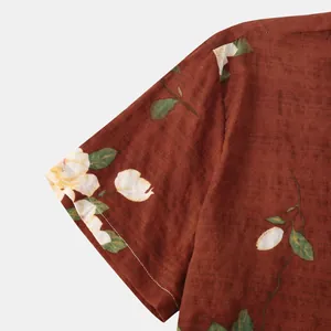 Dettaglio del tessuto e delle cuciture della manica di una camicia floreale da uomo ruggine