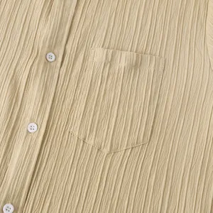 Primer plano de la textura plisada y bolsillo en el pecho de camisa de verano para hombre.